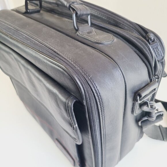 Targus Black Leather Laptop Bag With Shoulder Strap & Multiple Compartments - Picture 8 of 16